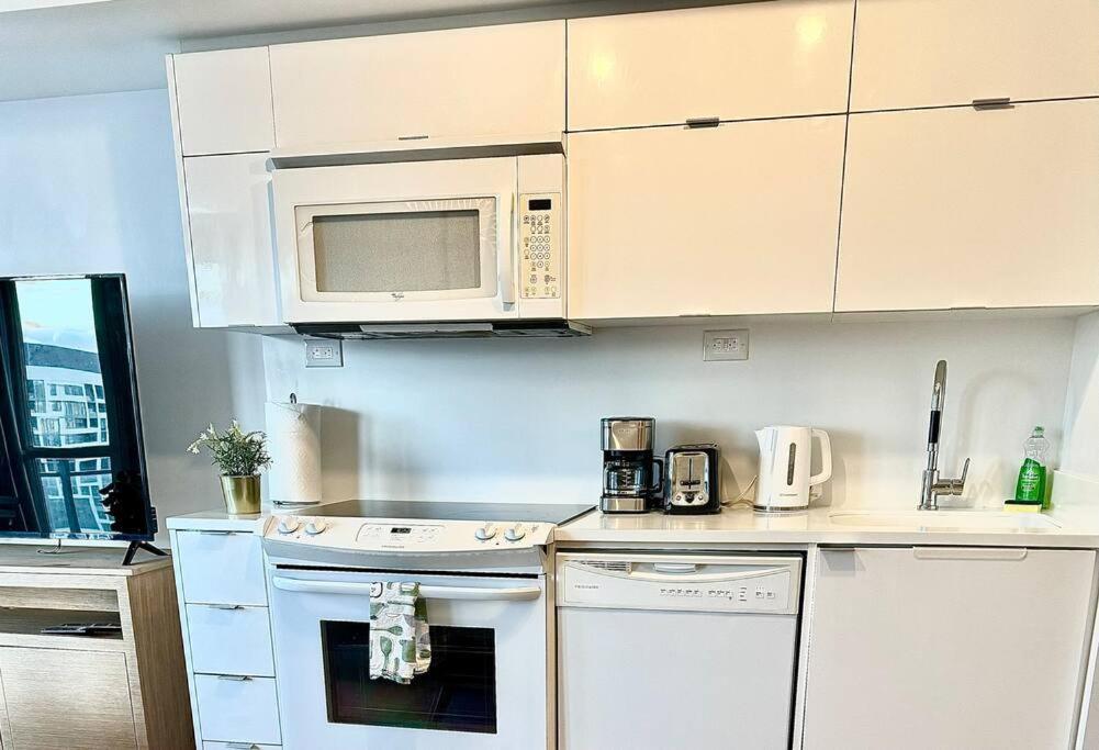 Stylish Condo Downtown Near Cn Tower - Free Parking Toronto Ngoại thất bức ảnh