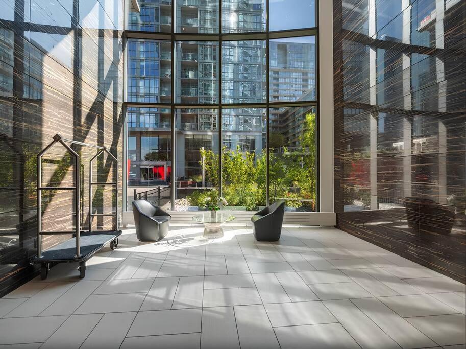 Stylish Condo Downtown Near Cn Tower - Free Parking Toronto Ngoại thất bức ảnh