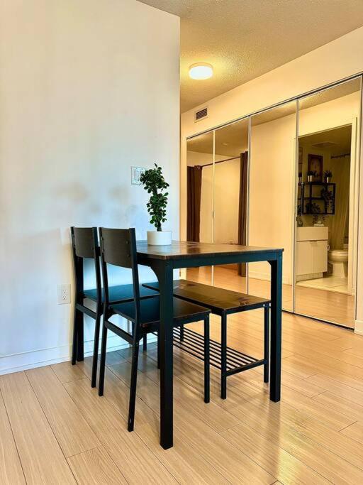 Stylish Condo Downtown Near Cn Tower - Free Parking Toronto Ngoại thất bức ảnh