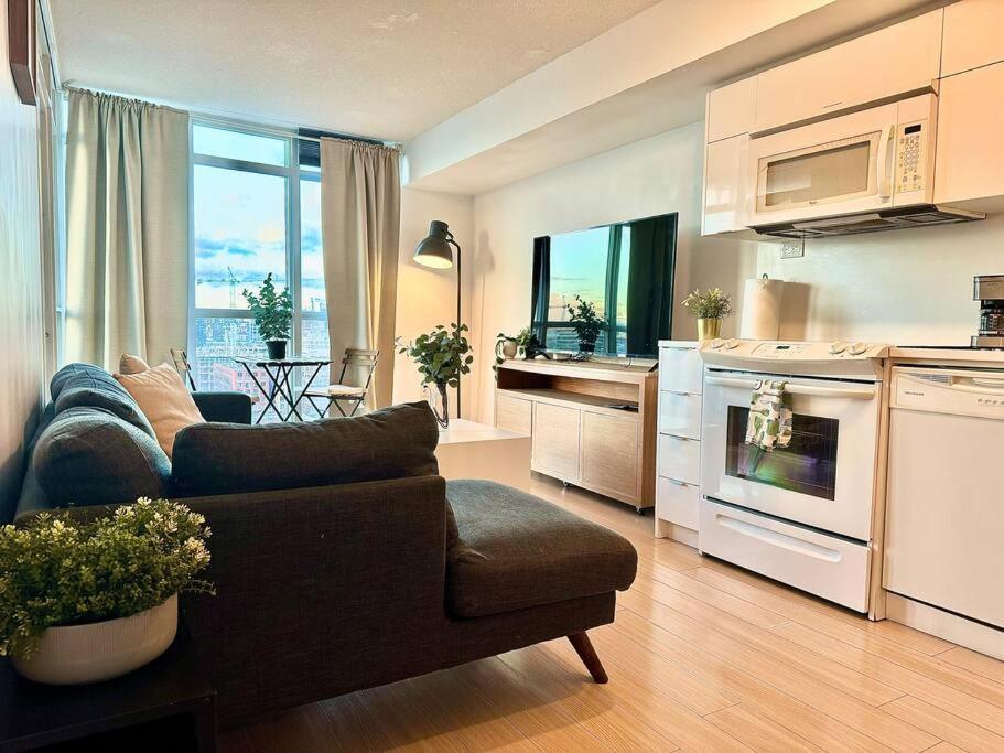 Stylish Condo Downtown Near Cn Tower - Free Parking Toronto Ngoại thất bức ảnh