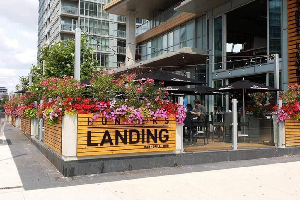 Stylish Condo Downtown Near Cn Tower - Free Parking Toronto Ngoại thất bức ảnh