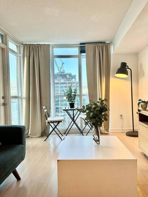 Stylish Condo Downtown Near Cn Tower - Free Parking Toronto Ngoại thất bức ảnh