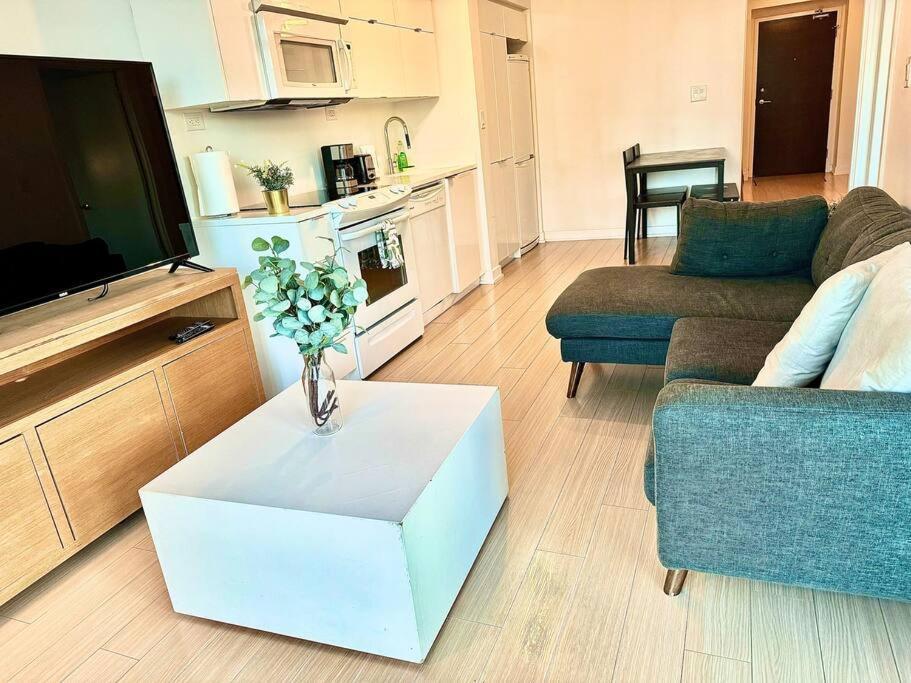 Stylish Condo Downtown Near Cn Tower - Free Parking Toronto Ngoại thất bức ảnh